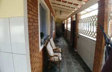 Imagem: A casa possui 3 Dormitórios, 2 Banheiros, 1 Vaga na garagem