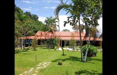 Imagem: A casa possui 4 Dormitórios, 4 Banheiros, 4 Vagas na garagem