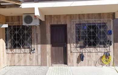 Imagem: A casa possui 2 Dormitórios, 1 Banheiro, 1 Vaga na garagem