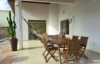 Imagem: A casa possui 3 Dormitórios, 4 Banheiros, 3 Vagas na garagem