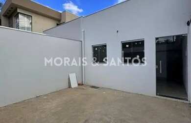 Imagem: A casa possui 3 Dormitórios, 1 Banheiro, 2 Vagas na garagem