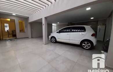 Imagem: A casa possui 2 Dormitórios, 1 Banheiro, 2 Vagas na garagem