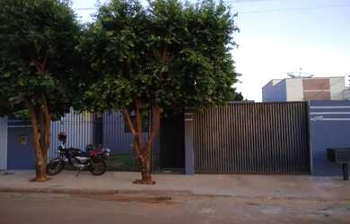 Imagem: A casa possui 3 Dormitórios, 3 Banheiros, 4 Vagas na garagem