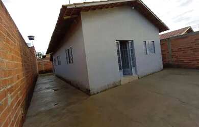 Imagem: A casa possui 3 Dormitórios, 2 Banheiros, 3 Vagas na garagem