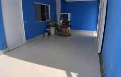 Imagem: A casa possui 3 Dormitórios, 2 Banheiros, 1 Vaga na garagem