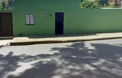 Imagem: A casa possui 3 Dormitórios, 2 Banheiros, 5 Vagas na garagem