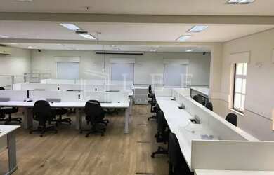 Imagem: O depósito possui 5 Vagas na garagem, 350m² de Área e está