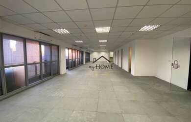 Imagem: O depósito possui 3 Vagas na garagem e 159m² de Área e está