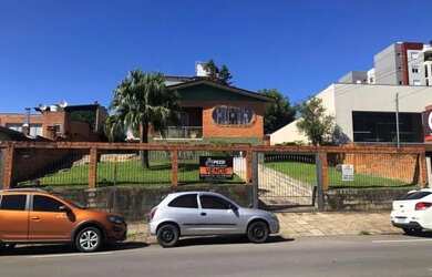 Imagem: A casa possui 3 Dormitórios, 3 Banheiros, 2 Vagas na garagem