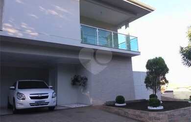 Imagem: A casa possui 2 Dormitórios, 2 Banheiros, 2 Vagas na garagem