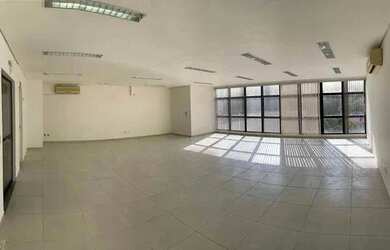 Imagem: O depósito possui 2 Vagas na garagem, 115m² de Área e está