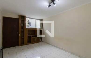 Imagem: O apartamento possui 3 Dormitórios, 1 Banheiro, 1 Vaga na garagem