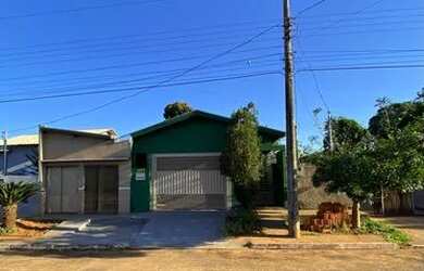 Imagem: A casa possui 3 Dormitórios, 3 Banheiros, 2 Vagas na garagem