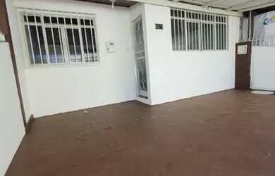 Imagem: A casa e possui 3 Dormitórios, Suítes, 1 Banheiro, 1 Vaga