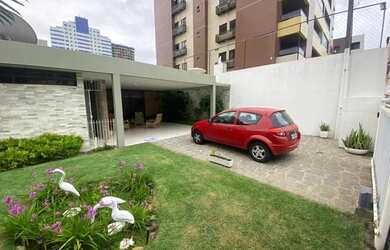 Imagem: A casa possui 3 Dormitórios, 3 Banheiros, 4 Vagas na garagem