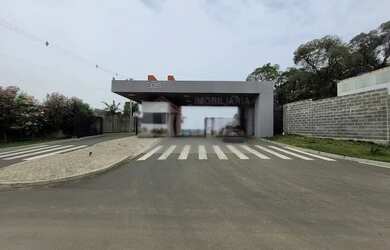 Imagem: A casa possui 3 Dormitórios, 1 Banheiro, 2 Vagas na garagem