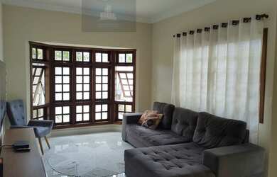 Imagem: A casa possui 2 Dormitórios, 3 Banheiros, 1 Vaga na garagem