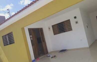 Imagem: A casa possui 2 Dormitórios, 2 Banheiros, 1 Vaga na garagem