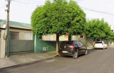 Imagem: A casa possui 3 Dormitórios, 2 Banheiros, 5 Vagas na garagem