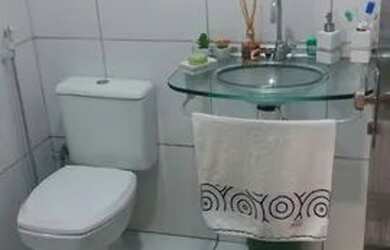 Imagem: A casa possui 4 Dormitórios, 3 Banheiros, 2 Vagas na garagem