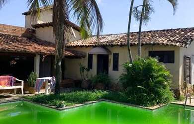 Imagem: A casa possui 4 Dormitórios, 5 Banheiros, 4 Vagas na garagem