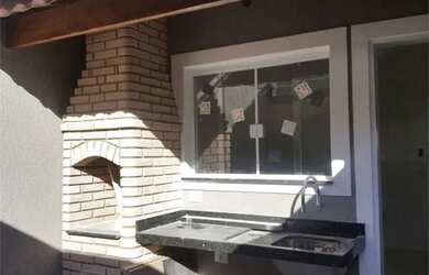 Imagem: A casa possui 2 Dormitórios, 2 Banheiros, 1 Vaga na garagem