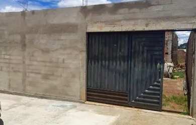 Imagem: A casa possui 3 Dormitórios, 2 Banheiros, 4 Vagas na garagem