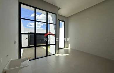 Imagem: A casa possui 3 Dormitórios, 2 Banheiros, 2 Vagas na garagem