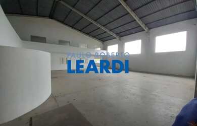 Imagem: O depósito possui 5 Vagas na garagem e 2750m² de Área e está