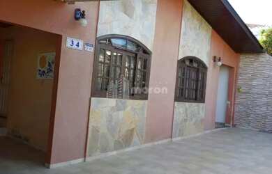 Imagem: A casa possui 3 Dormitórios, 1 Banheiro, 2 Vagas na garagem