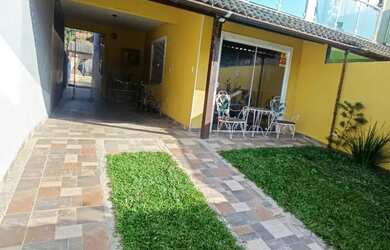 Imagem: A casa possui 3 Dormitórios, 4 Banheiros, 2 Vagas na garagem