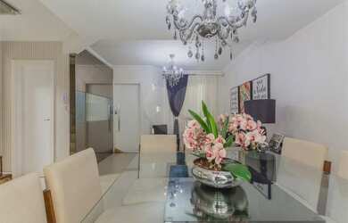 Imagem: A casa possui 3 Dormitórios, 3 Banheiros, 3 Vagas na garagem