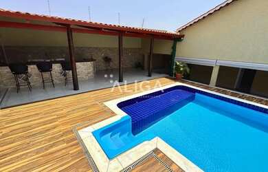 Imagem: A casa possui 3 Dormitórios, 3 Banheiros, 3 Vagas na garagem