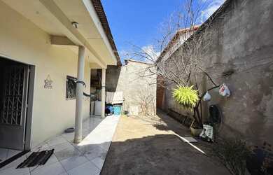 Imagem: A casa possui 1 Dormitório, 2 Banheiros e está localizado