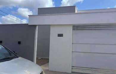 Imagem: A casa possui 2 Dormitórios, 2 Banheiros e 1 Vaga na garagem