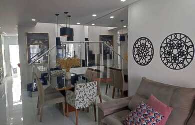 Imagem: A casa possui 3 Dormitórios, 1 Banheiro, 2 Vagas na garagem