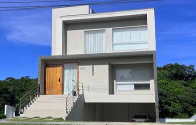 Imagem: A casa em condomínio à venda possui 4 Dormitórios, 4 Banheiros