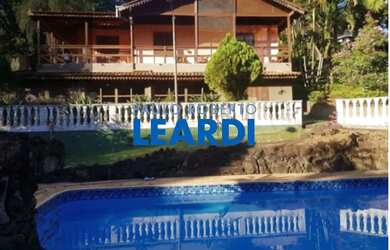 Imagem: A casa possui 4 Dormitórios, 4 Banheiros, 5 Vagas na garagem