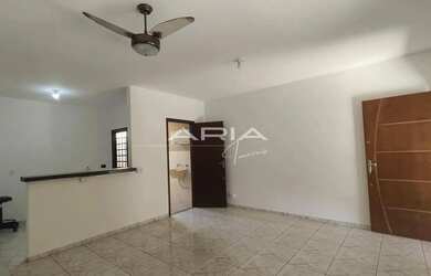 Imagem: A casa possui 2 Dormitórios, 1 Banheiro, 2 Vagas na garagem