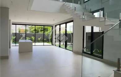 Imagem: A casa em condomínio possui 4 Dormitórios, 2 Banheiros, 4