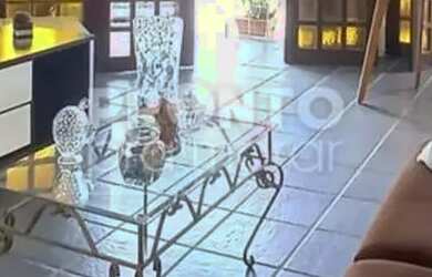 Imagem: A casa possui 4 Dormitórios, 1 Banheiro, 2 Vagas na garagem