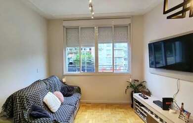 Imagem: O apartamento possui 2 Dormitórios, 1 Banheiro, 1 Vaga na garagem