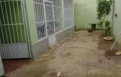 Imagem: A casa possui 3 Dormitórios, 2 Banheiros, 1 Vaga na garagem