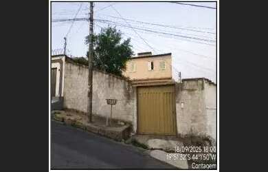 Imagem: A casa possui 1 Dormitório, 1 Banheiro, 1 Vaga na garagem