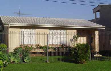 Imagem: A casa possui 3 Dormitórios, 2 Banheiros, 1 Vaga na garagem