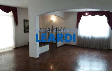 Imagem: A casa possui 4 Dormitórios, 5 Banheiros, 5 Vagas na garagem