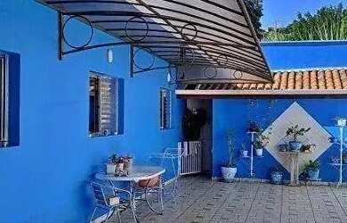 Imagem: A casa possui 4 Dormitórios, 4 Banheiros, 5 Vagas na garagem