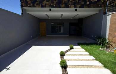 Imagem: A casa possui 3 Dormitórios, 2 Banheiros, 4 Vagas na garagem