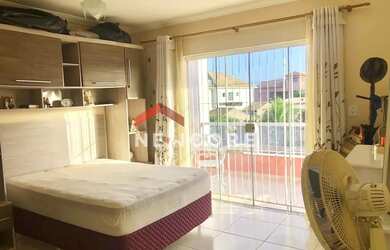 Imagem: A casa possui 4 Dormitórios, 3 Banheiros, 3 Vagas na garagem