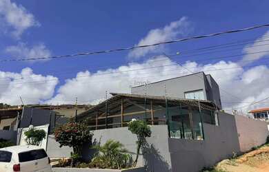 Imagem: A casa possui 5 Dormitórios, 5 Banheiros, 4 Vagas na garagem